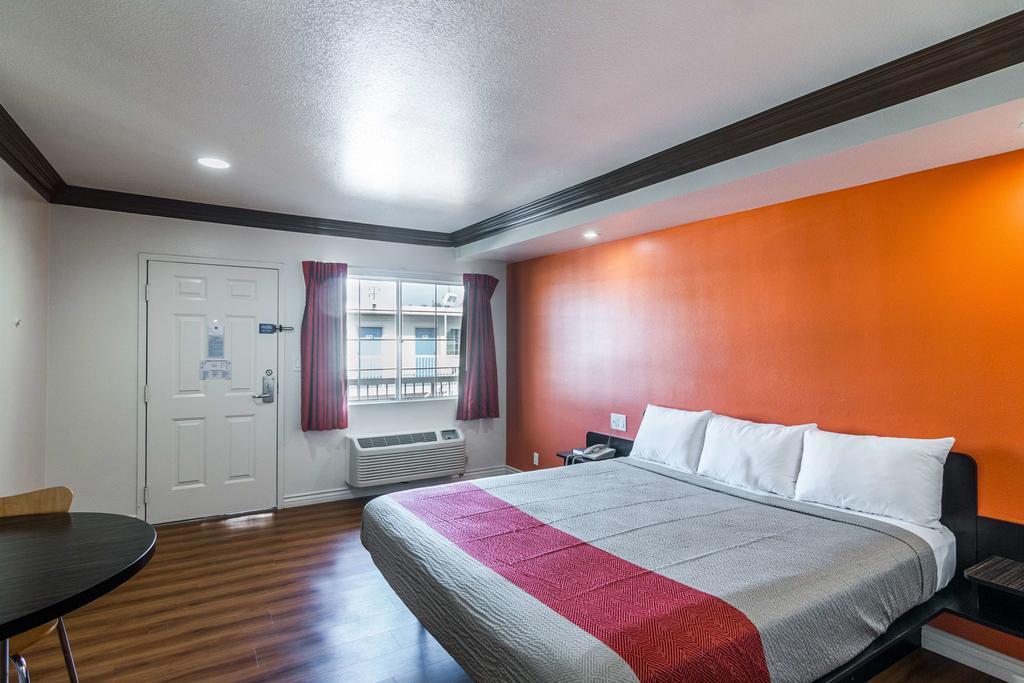 Motel 6 Гардина Экстерьер фото